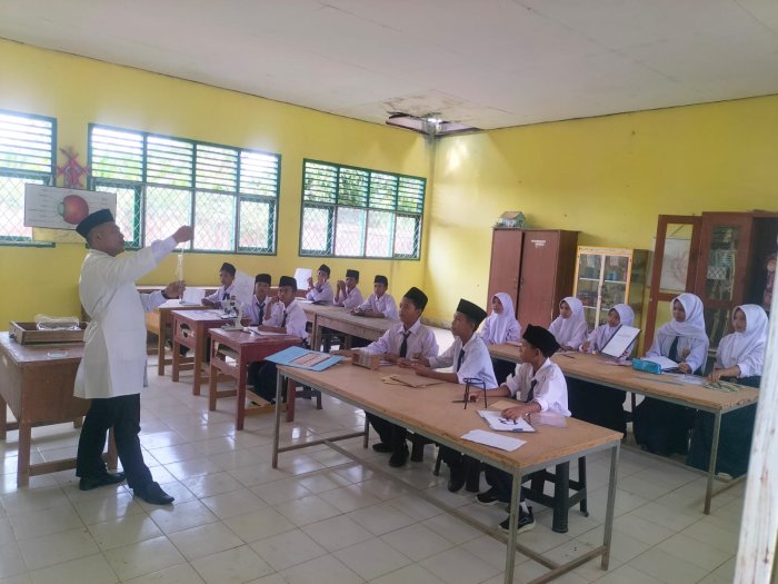 Guru MTsN 4 Muaro Jambi Ajarkan Praktik Laboratorium IPA