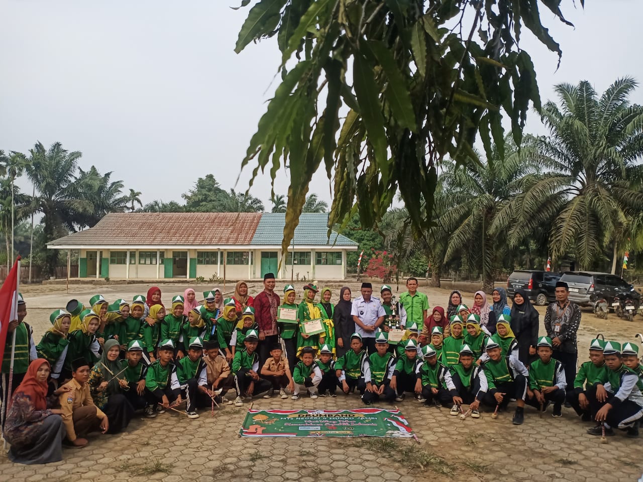 Persembahan Tropi Kemenangan Juara 1 Tingkat Kecamatan Kumpeh Drumband MTsN 4 Muaro Jambi