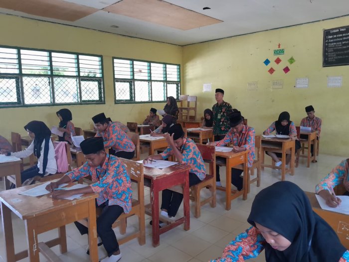 Pengawas Madrasah Muaro Jambi Monitoring dan Evaluasi Ujian di MTsN 4 Muaro Jambi