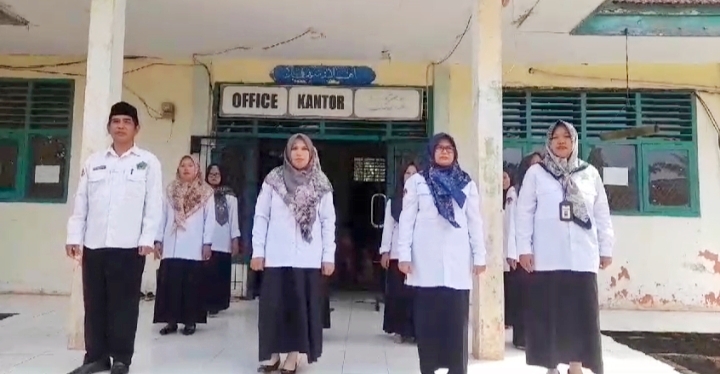 Seluruh Guru dan Pegawai MTsN 4 Muaro Jambi Perdengarkan Lagu Indonesia Raya Tiap Pukul 10:00 WIB