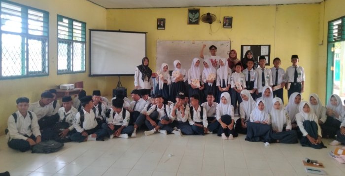 WARSI Sosialisasikan Kelas Konservasi di MTsN 4 Muaro Jambi WARSI Sosialisasikan Kelas Konservasi di MTsN 4 Muaro Jambi