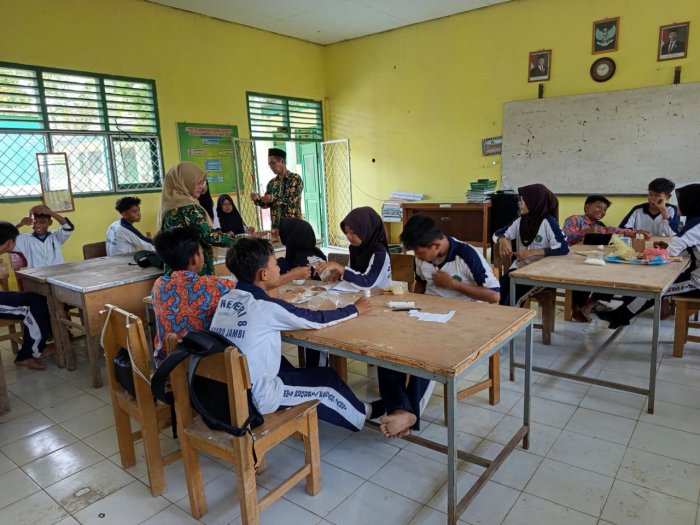 Peserta Didik MTsN 4 Muaro Jambi Praktik Uji Nutrisi Makanan