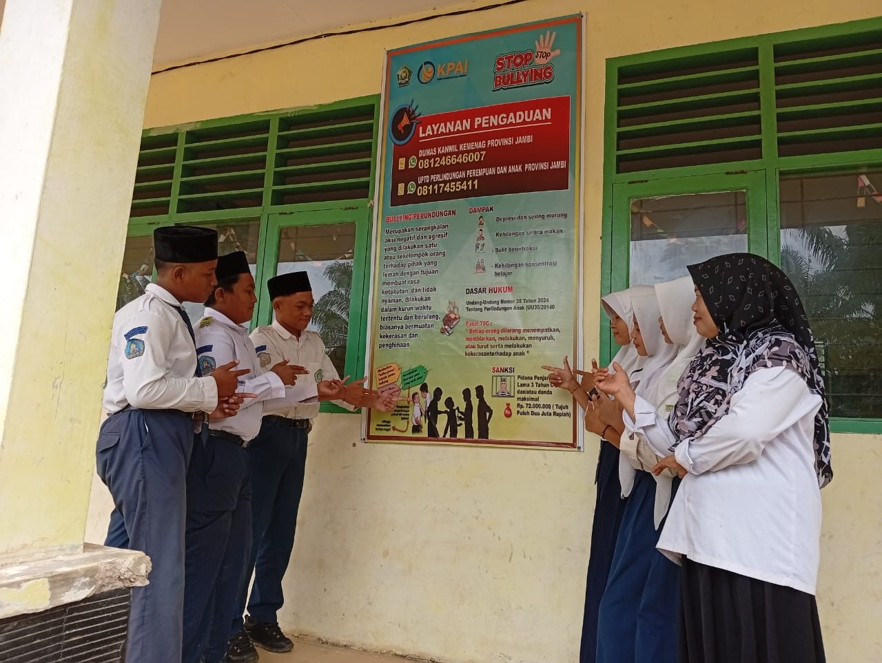 Pemasangan Banner Layanan Pengaduan Anti Bullying di MTsN 4 Muaro Jambi