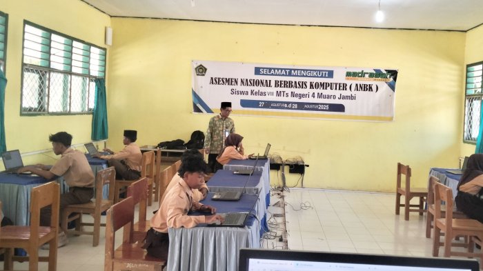 Pelaksanaan Hari Pertama ANBK 2025 di MTsN 4 Muaro Jambi Berjalan Lancar